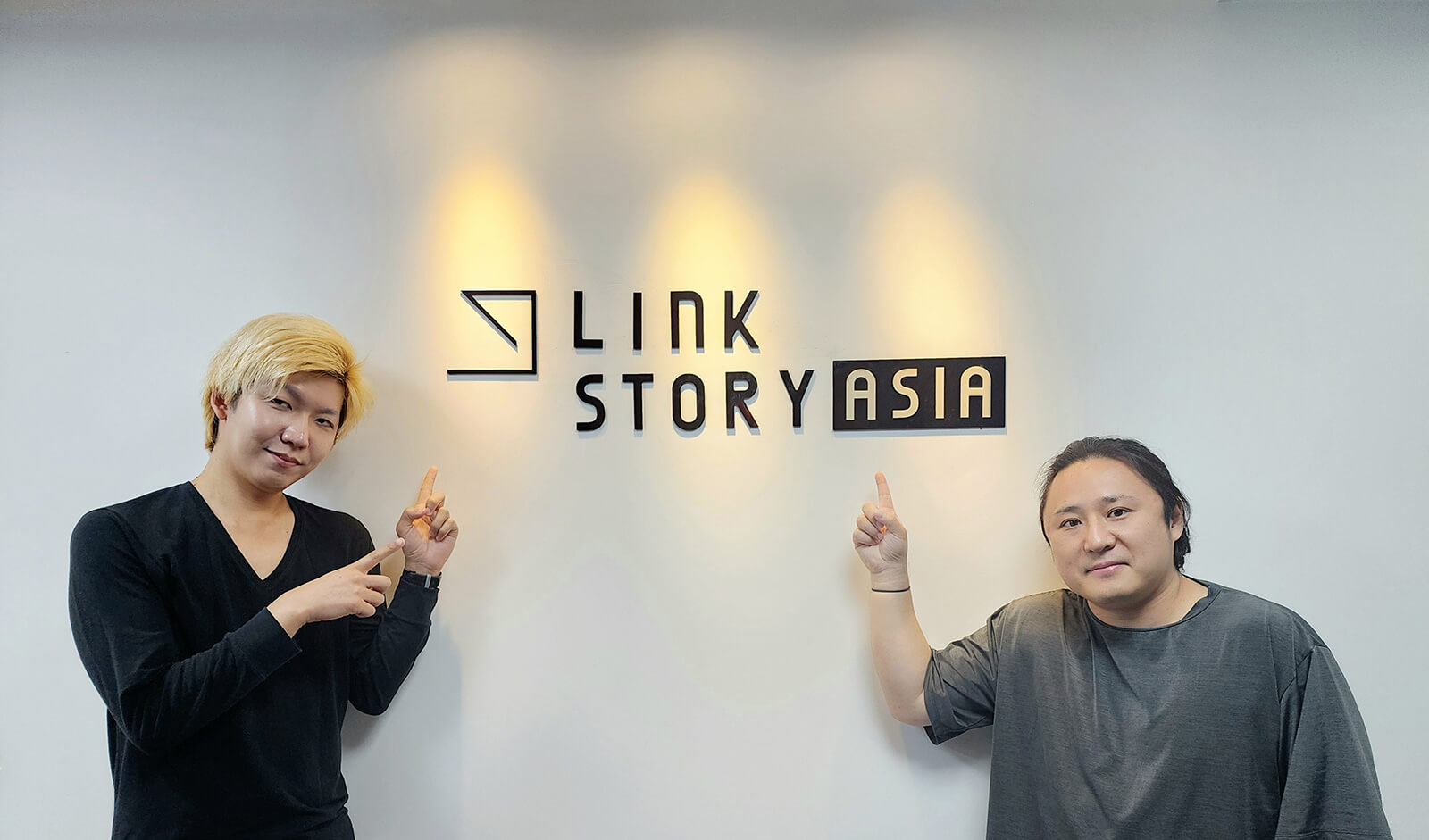 LinkStory Asiaの看板前での写真